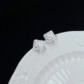 Gemelos cuadrados plateados con patrón de rombos en un plato de porcelana con relieve - Plateado Acolchado Cuadrado (Poste Plata 925)