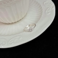 Elegante zilveren open ring met kristallen bloem en gedraaide gevlochten band - Verstelbaar Open / Zilver