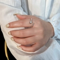 Anello aperto in argento minimalista con perla irregolare e trama a onde per donna - Stile Aperto Con Perla Tonda Asimmetrica / Argento