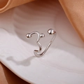 Anello aperto a onde con perle d'argento su un vassoio di ceramica bianca elegante - Aperto Regolabile / Argento (Perlina Rotonda)