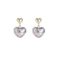 Elegantes pendientes de corazón bicolor con tachuelas doradas y colgantes de plata tallada - Dorado y Plateado (Forma Corazón)