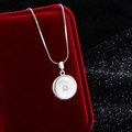 Elegante collar de plata con medallón de sol y circón en una caja de terciopelo - Plateado