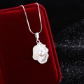 Elegante Muschel-Perlenkette mit S925-Silberkette über einer roten Schmuckschatulle - Silber