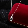 Collar con colgante de ónix negro en forma de gota sobre caja de terciopelo rojo - Ágata Negra (Plata)