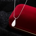 Elegante collar de gota en plata s925 con calcedonia blanca en caja de terciopelo rojo - Calcedonia Blanca (Plata)
