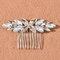 Detailweergave van marquise strass en opaalstenen op een zilveren bruidshaarkam - Zilver