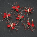 Exquisites Braut-Haarschmuck Set mit roten Seidenblumen und goldenen Quastenohrringen - 3 Haarklammern und Ohrclips