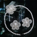 Detalle del conjunto de joyas nupciales con collar de flores de perlas y pendientes tejidos - Pendientes Collar