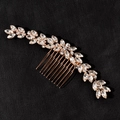 Peineta nupcial elegante de oro rosa con hojas de cristal sobre fondo negro liso - Dorado