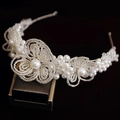 Elegante diadema de novia con perlas blancas y flores de cristal hechas a mano - Diadema