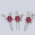 Detalle de tres horquillas de flores azules con perlas blancas y hojas doradas - Rosa Roja