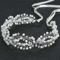 Elegante adorno de pelo nupcial con perlas de cristal y alambre sobre fondo negro - Plateado