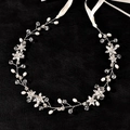 Elegante fascia da sposa in argento con cristalli scintillanti e perle bianche su nero - Argento