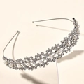 Detail van de zilveren bruidskroon met holle bladpatronen, strass en witte parels - Zilver