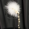 Pince à cheveux Hanfu élégante avec plumes blanches, perles crème et pompons dorés - Style Plume