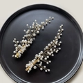Elegantes horquillas de novia doradas con perlas y diamantes en fondo negro - Dorado (Juego de 2)