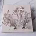 Set di forcine per capelli e orecchini sposa con perle bianche e cristalli lucidi - Argento (2 Fermagli + 1 Paio di Orecchini a Clip)