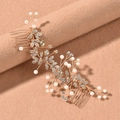 Dettaglio di un pettine per capelli da sposa fatto a mano con filo dorato, perle e cristalli - Oro