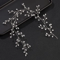 Tralcio per capelli da sposa in argento fatto a mano con perline bianche su fondo nero - Filo metallico argentato / Bianco