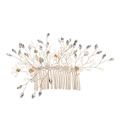 Vista macro dell'accessorio sposa fatto a mano con cristalli, foglie dorate e motivi floreali - Oro