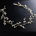 Dettaglio di un tralcio per capelli da sposa con filo dorato e piccole perle bianche - Filo Metallico Dorato / Oro