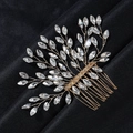 Vista macro del pettine da sposa con filo dorato e cristalli marquise su seta nera - Oro