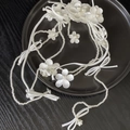Elegante copricapo da sposa in raso bianco con fiori fatti a mano e nappe di perle - Solo Accessorio per Capelli Bianco