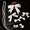 Set sposa con fermagli per capelli in raso bianco e orecchini di perle pendenti - Combinazione 5 Pezzi Fiocco Molletta Orecchini / Bianco
