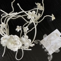 Copricapo da sposa con fiori bianchi e perle con fermagli a farfalla su legno scuro - Accessorio per Capelli Bianco E Orecchini a Farfalla