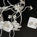 Dettaglio del cerchietto in raso bianco fatto a mano con nappe di perle e orecchini abbinati - Accessorio per Capelli Bianco E Orecchini di Perle (Perno in Argento 925)