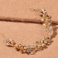 Dettaglio di una catena per capelli da sposa dorata con fiori di cristallo e motivi a foglia - Stile Tutto Dorato (TS2151)