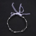 Dettaglio di fascia per capelli con fiori bianchi perle argentate e nastri in chiffon lavanda - Argento