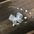 Collier de perles court avec chaîne dorée et grand nœud en organza blanc avec cristaux - Style Nœud Zirconia (Style 7)