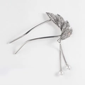 Horquilla para el pelo en forma de U plateada con plumas, pedrería y borla de perlas - Plateado