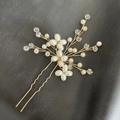 Forcina per capelli da sposa dorata con cristalli rosa e perle su pelle nera - Strass Bianchi