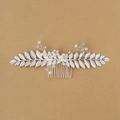 Dettaglio pettine capelli sposa con foglie d'argento, perle finte e cristalli luminosi - Bianco
