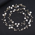 Dettaglio di tralcio per capelli sposa con filo dorato, fiori in resina e perle - Oro Fiore a 3 Petali / 100cm