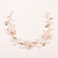 Dettaglio di acconciatura sposa con fiori di seta bianchi e perle su filo d'oro - Rosa