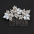 Elegante pettine da sposa argento con fiori di cristallo e perle su sfondo nero - Argento