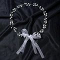 Fascia per capelli da sposa con perle e fiocco in organza bianca su sfondo nero - Bianco