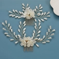 Set di 2 pettini per capelli da sposa con fiori bianchi e perle su rami metallici dorati - Set di 2 / Filo d'Oro (TS827 B5-2-2-4)