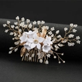 Squisito pettine per capelli da sposa con fili dorati, gigli bianchi e strass lucenti - Fiore in Resina Bianca / Oro