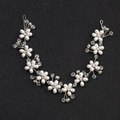 Vite per capelli da sposa in argento con fiori di perle e cristalli su sfondo nero - Bianco