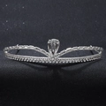 Couronne élégante en argent avec strass scintillants et zircon goutte sur fond noir brillant - Argenté