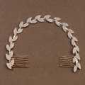 Detail eines luxuriösen Brauthaarkamms mit goldenen Blättern und weißen Strasssteinen - Gold