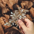 Peineta de novia dorada con piedras tipo opalo y cristales con diseño de hoja - Estilo Hoja Dorada Opala / Oro KC Falsa Opala Hilo de Hierro