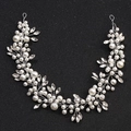 Elegante vite per capelli da sposa con strass marquise e perle bianche su sfondo nero - Filo metallico argentato / Bianco