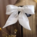 Elegante fiocco da sposa in raso bianco con perle e nastri lunghi su capelli scuri - Bianco con Fiocco