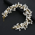 Dettaglio di tralcio per capelli da sposa con perle e cristalli su filo d'oro - Filo Metallico Dorato / Bianco