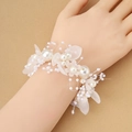 Elegante ramillete de muñeca blanco con perlas artificiales y pétalos de flores mate - Blanco